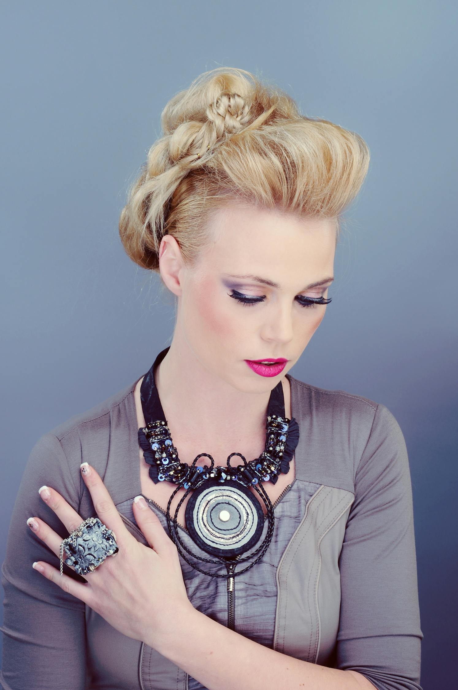 最新中式发型教程，打造经典魅力发型，展现东方韵味风采