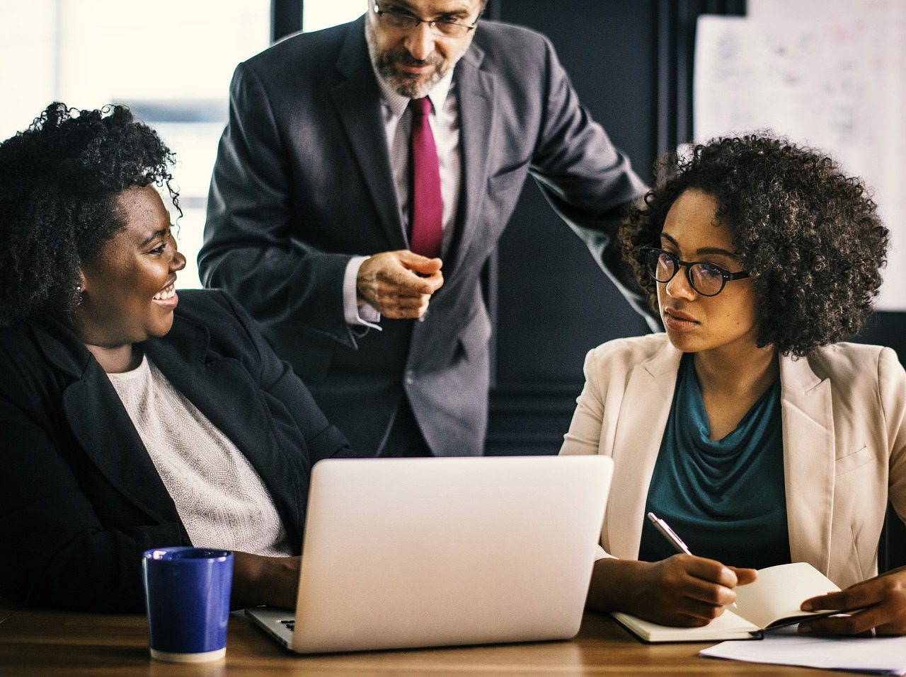职场女性的崛起与挑战,攀上女领导最新话题热议