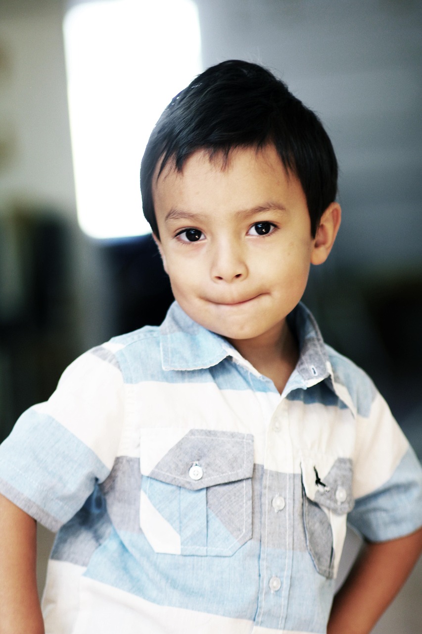 最新流行趋势下的儿童烫发设计,男童时尚造型指南